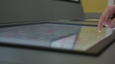 Bir gemi düzeni ile yatay bir monitörde duran adam ve bir ticaret gemisi düzeni ile büyük bir monitörde duran bir adamın heyecan verici closeup ve görüntülerin boyutlarını değiştirerek simgeleri basarak