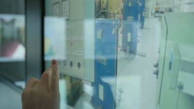 Bir ticaret gemisinde büyük bir dikey monitör üzerinde simgeleri basarak Kadın el büyük bir dikey duvarda metinler, fotoğraflar ve resimler dokunmadan bir kadının elinin çarpıcı görünümü. Şekillerini ve boyutlarını değiştiriyorlar..