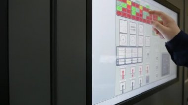 Donanma subayı bir gemi düzeni ile büyük bir monitör de duran ve bir ticaret gemisi düzeni ile büyük bir monitörde duran bir adamın etkileyici profili ve üzerinde çizgi yön ünü değiştirerek simgeler basarak