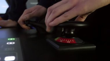 Donanma subayı bir ticaret gemisi nde yuvarlak rota cihazının makarasını çeviren bir donanma subayının muhteşem görünümü, yarı yuvarlak bir rota cihazının sapına basan ve subaylarla birlikte bir ticaret gemisi kabininde metalik bir makarayı çeviren bir donanma subayının görüntüsü
