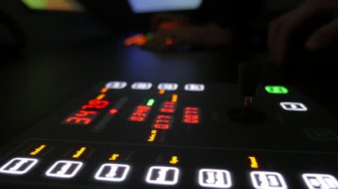 Donanma subayı kırmızı haneli bir pano bakıyor, kabin mavi ve beyaz simgeleri bir ticaret gemisi kabin kırmızı numaraları, mavi ve beyaz simgeleri ile büyük bir siyah pano izleme bir donanma subayı muhteşem görünümü               
