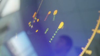 Baharda bir ticaret gemisinde büyük modern navigasyon ekipmanları monitör up-to-date navigasyon ekipmanları ile büyük siyah ekran Splendid görünümü askew uzun turuncu çizgiler ve noktalar bir denizde yönünü gösteren sahip koymak