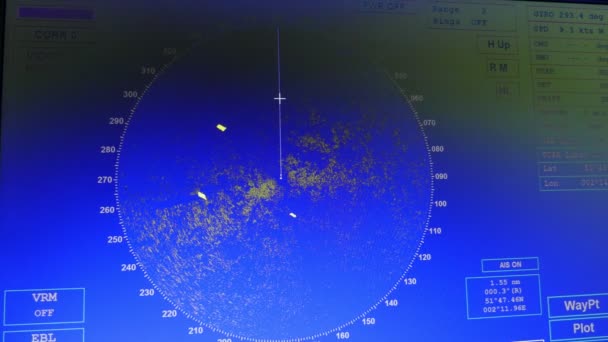 Computerradar Mit Vielen Flecken Und Texten Vor Blauem Hintergrund Auf — Stockvideo