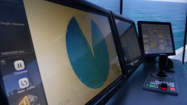 货船舱 在波涛汹涌的海面上配备现代导航设备 货船舱 高级视图 船上有最新的导航设备 流线型屏幕 宽阔的仪表盘和按钮 — 图库视频影像