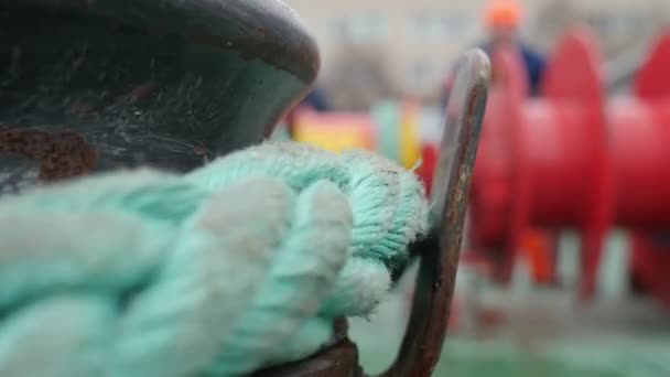 Язана Пластикова Мотузка Обертається Навколо Металевого Снопа Відкритому Повітрі Навесні — стокове відео