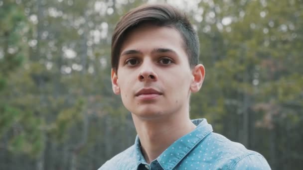 Романтичний Молодий Чоловік Посміхається Стоїть Ялинковому Лісі Навесні Повільному Русі — стокове відео