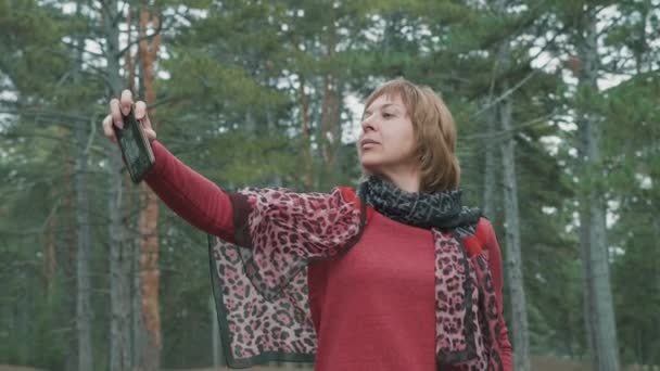 Donna Bionda Successo Che Selfie Sul Telefono Una Foresta Abeti — Video Stock