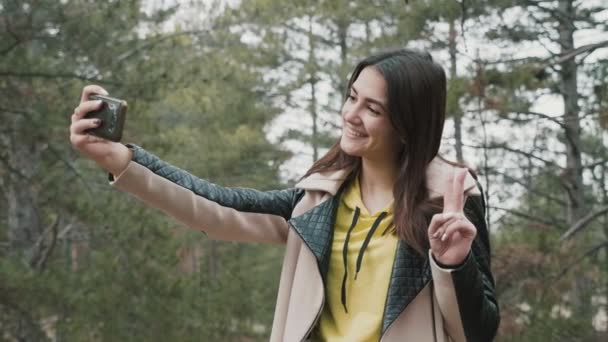 Neşeli Esmer Kız Slo Jovial Görünümünde Baharda Köknar Ormanında Telefonunda — Stok video