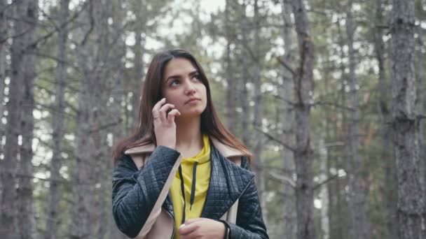 Menina Glamour Procurando Sinal Para Chamar Seu Telefone Uma Floresta — Vídeo de Stock