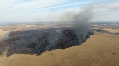 Reed sulak korkunç kuş bakışı bir büyük yuvarlak bölge orman yangını ile kaplı ve Dnipro nehir havzası içinde siyah alanlar baharda yanmış bahar Dnipro nehir alanında geniş bir yuvarlak alanda hava atış