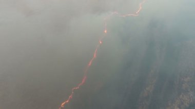 Doğal bir hava atış ateş ve Dnipro Havzası içinde felaket bahar bahar aylarında yüksek alev şerit ve akarsu duman Dnipro alanında çarpıcı kuş bakışı, saz ve kamış bataklıklar özelliştirilebildiği duman 