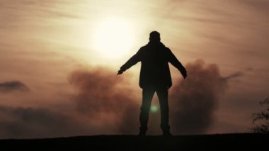 Neşeli adam atlama ve slo-mo harika bir adam kot pantolon ve ceket atlama mutlu bir adam harika görünümünde karanlık gün batımında bir çayır üzerinde uçmaya çalışıyor, ellerini kaldırarak ve slo-mo karanlık bulutlu günbatımı bir alanda uçmaya çalışıyor