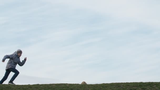 Jovial Garçon Court Rapidement Dans Une Prairie Verte Avec Ciel — Video