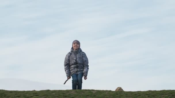 Niño Feliz Sentado Saltando Tirando Palo Campo Verde Slo Vista — Vídeos de Stock