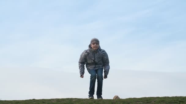 Vue Hilarante Enfant Excité Dans Une Veste Jean Chapeau Assis — Video