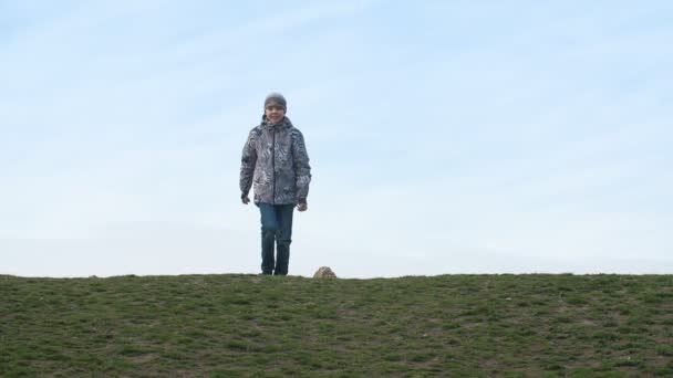 Fröhliches Kind Jacke Läuft Und Springt Einem Feld Einem Sonnigen — Stockvideo