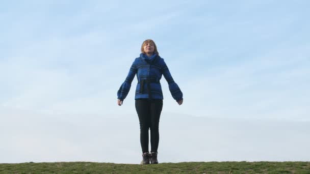 Gelukkige Blonde Vrouw Springen Een Groen Veld Een Zonnige Dag — Stockvideo