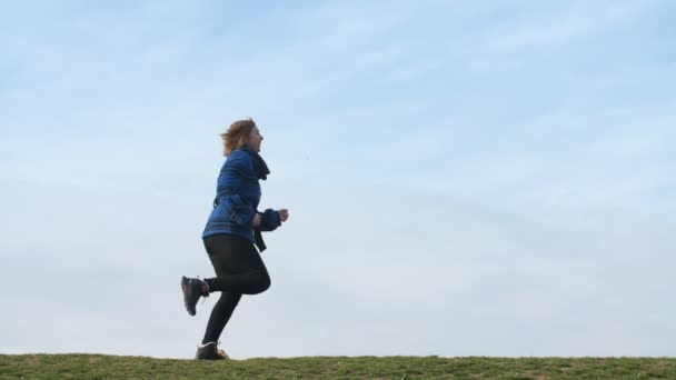 Αισιόδοξη Ξανθιά Γυναίκα Τρέξιμο Και Χαμογελά Ένα Πράσινο Γκαζόν Την — Αρχείο Βίντεο