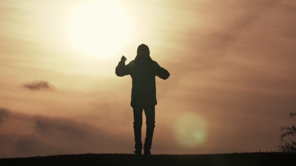 Glücklicher Junge Springt Und Versucht Einem Feld Bei Dunklem Sonnenuntergang — Stockvideo