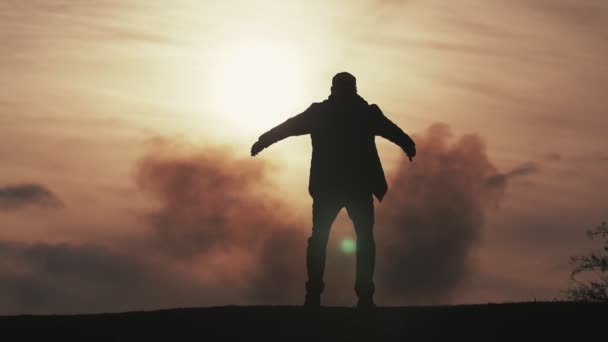 Geïnspireerd Man Springen Proberen Vliegen Een Veld Bij Donkere Zonsondergang — Stockvideo