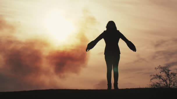 Inspirante Dama Bailando Saltando Con Las Manos Lado Atardecer Primavera — Vídeos de Stock