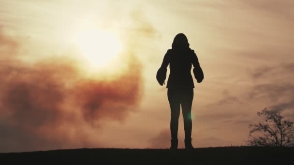 Mulher Alegre Dançando Pulando Com Mãos Lado Pôr Sol Primavera — Vídeo de Stock