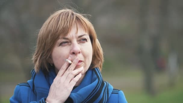 Mulher Loira Relaxada Fumando Cigarro Parque Câmera Lenta Retrato Bokeh — Vídeo de Stock