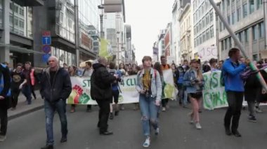 Brüksel, Belçika - 30 Mart 2019: Baharın güneşli gününde Belçika'da kirliliği protesto ederken iklim bayrakları, hoparlörler, kameralar getiren ekoloji savaşçılarının ilham verici görünümü