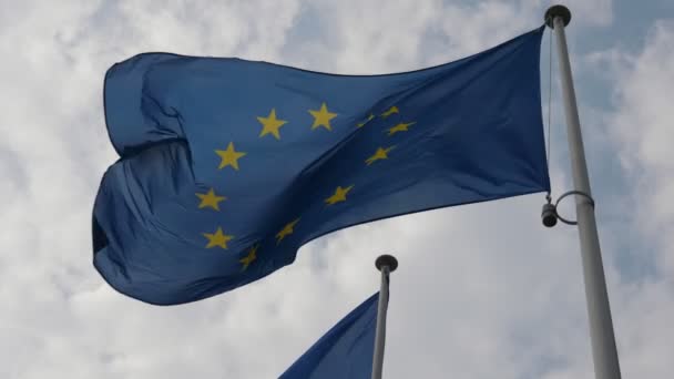 Europeiska Unionens Flagga Fladdrande Stolt Luften Solig Dag Våren Ner — Stockvideo