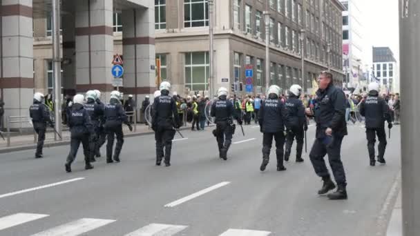 Bruxelas Bélgica Março 2019 Visão Traseira Policiais Choque Capacetes Uniformes — Vídeo de Stock