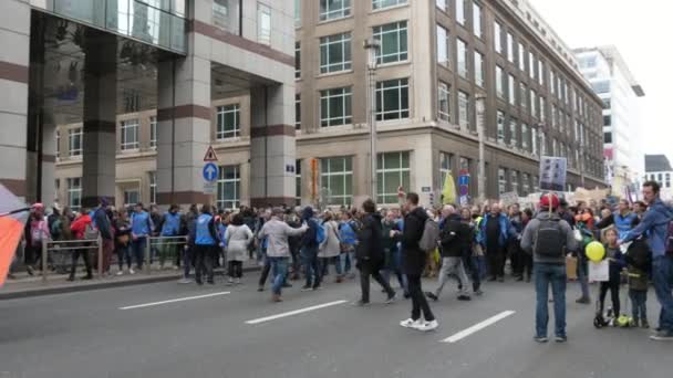 Brussels Belgium March 2019 Unusual View Green People Protesting Holding — Stock Video