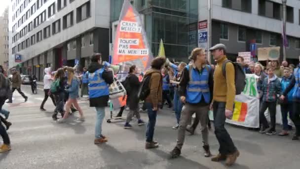 Bruksela Belgia Marca 2019 Optymistyczne Spojrzenie Zielone Protestujących Pokoju Trzymając — Wideo stockowe