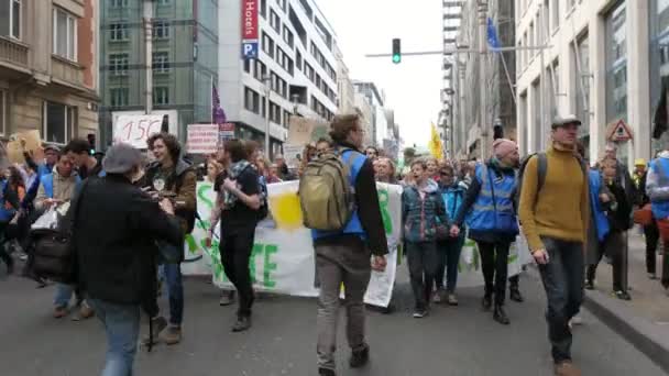 Bruxelas Bélgica Março 2019 Visão Otimista Ativistas Verdes Trazendo Banners — Vídeo de Stock