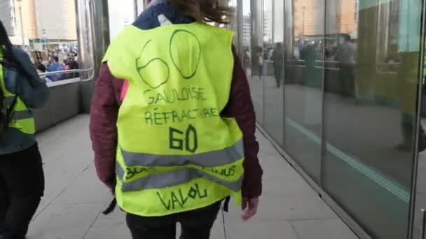 Brüssel Belgien März 2019 Rückansicht Energischer Gelbwesten Demonstranten Auf Einem — Stockvideo