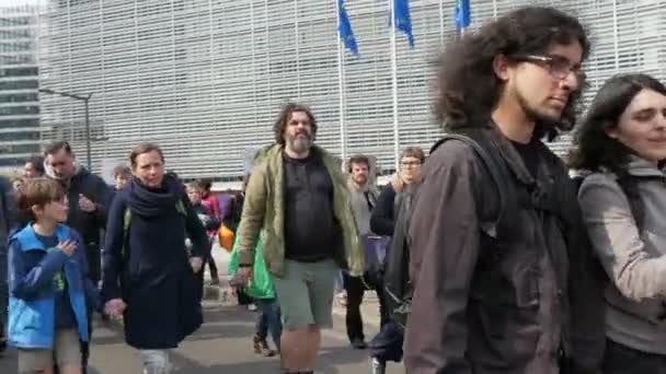 Bruxelas Bélgica Março 2019 Vista Inspiradora Centenas Pessoas Alegres Falando — Vídeo de Stock