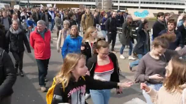 Bruxelles Belgique Mars 2019 Vue Optimiste Centaines Personnes Souriantes Dansant — Video