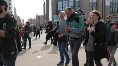 Brüksel, Belçika - 30 Mart 2019:İlkbaharda Belçika'da sloganlarla merkez meydandan içeri yerenyeşil hareket li kalabalıkların katıldığı büyük bir gösteriye etkileyici bir bakış 