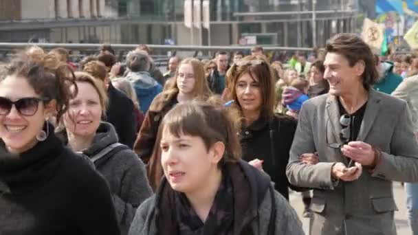 Bruksela Belgia Marca 2019 Wesoły Widok Tłum Młodych Zielonych Protestujących — Wideo stockowe