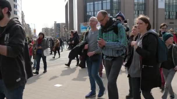 比利时布鲁塞尔 2019年3月30日 在比利时 一场大型示威游行 绿色运动人群穿过中央广场 并高呼口号 令人印象深刻 — 图库视频影像