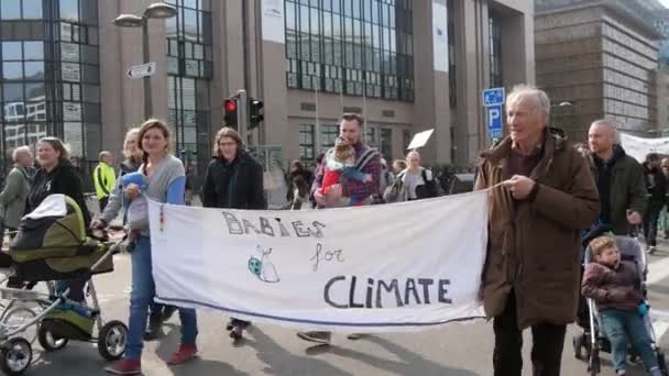 Bruselas Bélgica Marzo 2019 Vista Alegre Grupo Personas Paz Verde — Vídeo de stock