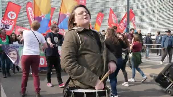 Bruxelas Bélgica Março 2019 Vista Alegre Dançar Cantar Cantar Manifestantes — Vídeo de Stock