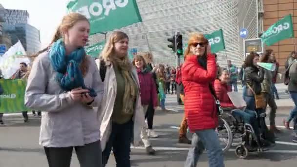 벨기에 브뤼셀 2019년 30일 화창한 벨기에의 거리를 배너를 항의하고 사람들의 — 비디오