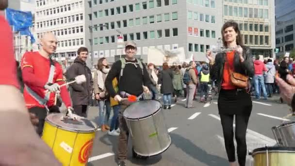 Bruksela Belgia Marca 2019 Jolly Widok Tańca Uśmiechniętych Młodych Ludzi — Wideo stockowe