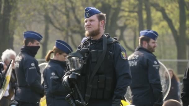 Bruxelles Belgique Mars 2019 Vue Saisissante Policiers Belges Souriants Casquettes — Video