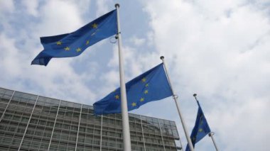 İlkbaharda Brüksel'deki Avrupa Parlamentosu binasında sallanan üç Ab bayrağı, ilkbaharda güneşli bir günde Brüksel'deki Avrupa Birliği ofisinde sallanan üç Avrupa Birliği bayrağının manzarasına ilham verdi. Gökyüzü mavi ve beyaz..