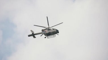 Brüksel, Belçika - 30 Mart 2019: Brüksel'de slo-mo'da açık mavi bir gökyüzünde suçluları ve isyancıları arayan uçan bir polis helikopterinin görünümü aşağı
