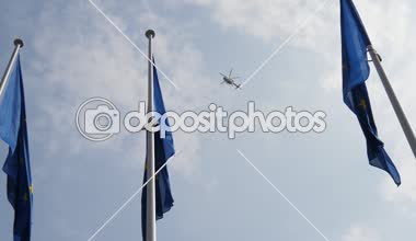 Slo-mo arka planda bir polis helikopteri ile semboller gibi üç Ab bayrakları.. 