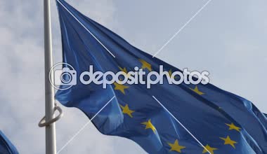 Yavaş çekimde arka planda bir sembol olarak bir polis rotor uçağı ile AB bayrağı Slo-mo yüksek yükselen bir helikopter ile Avrupa birliği sembolü olarak göksel havada gururla çırpınan Avrupa Birliği afiş