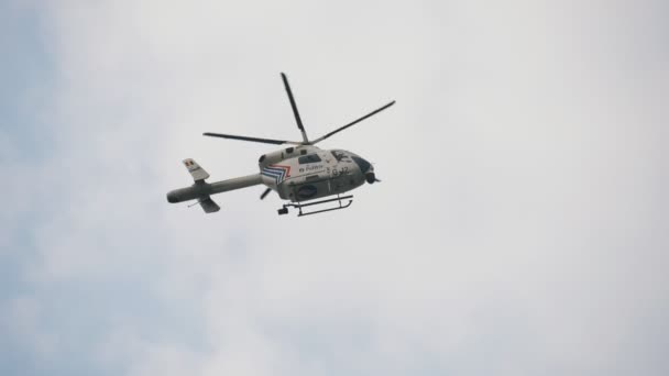 ブリュッセル ベルギー 2019年3月30日 スローモーションでEuの民主主義と自由を守るために セレステの空に高く舞い上がる1つのローター警察ヘリコプターの感動的な眺め — ストック動画