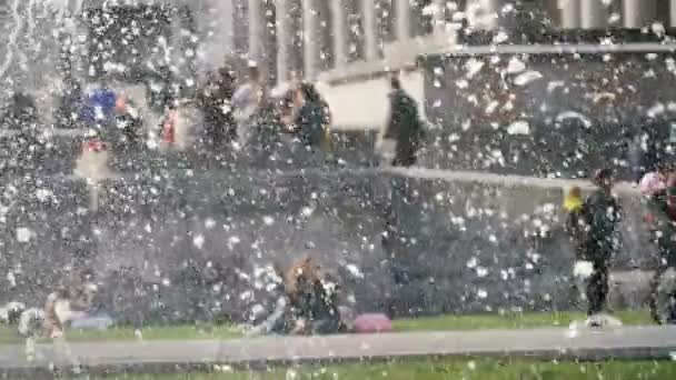 Vrolijke Jonge Mensen Zittend Staand Een Fontein Zwembad Het Voorjaar — Stockvideo